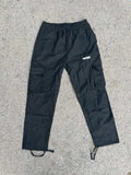 Pantalones cargo negros con múltiples bolsillos funcionales