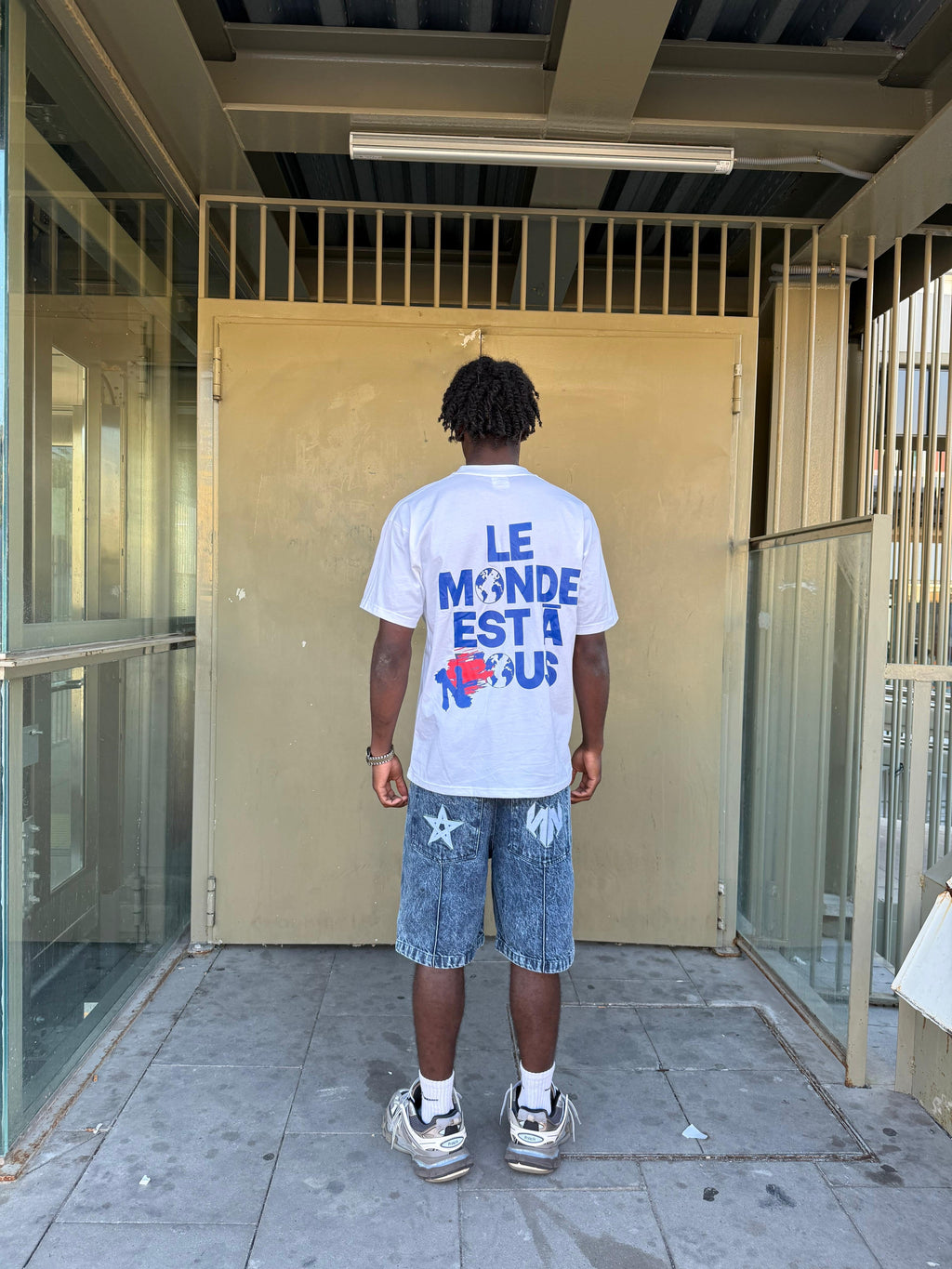 LE MONDE EST À NOUS TEE